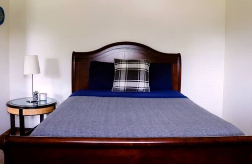 Preston House | Entire 6 bedroom house 2 mi to Foxwoods, sleeps 12