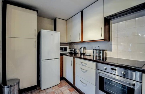 Bray on Thames Apartment | Entire Apartment Sleeps 4 Near the River Thames