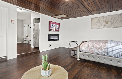 Lorain Apartment | ENTIRE APPARTMENT WITH FREE PARKING