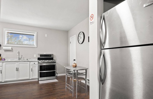 Lorain Apartment | ENTIRE APPARTMENT WITH FREE PARKING