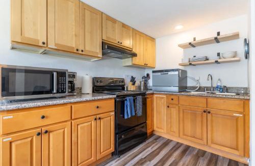 South Park House | Entire Apt in South Seattle Workspace and Yard