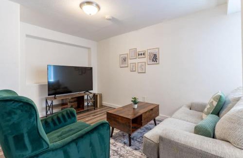South Park House | Entire Apt in South Seattle Workspace and Yard