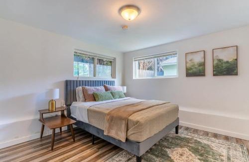 South Park House | Entire Apt in South Seattle Workspace and Yard