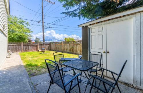 South Park House | Entire Apt in South Seattle Workspace and Yard