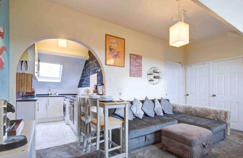Westcliff-on-Sea Apartment | Entire Artistic Open-Apartment by trains/airport
