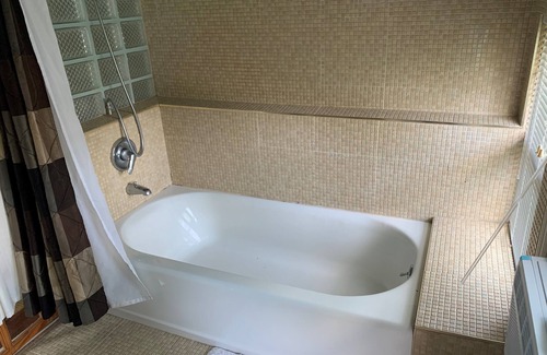 Murray Hill House | Entire Attic floor w/private bath walk to LIRR
