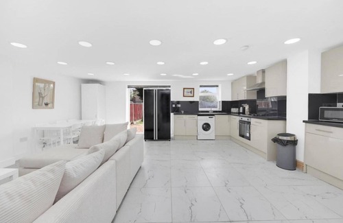 Hacton House | Entire Beautiful & Spacious House in London - 7 Bedroom House for Group