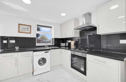 Hacton House | Entire Beautiful & Spacious House in London - 7 Bedroom House for Group