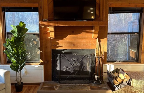 Lake Sequoyah Cabin | Entire cabin on Lake Sequoyah in Highlands.
