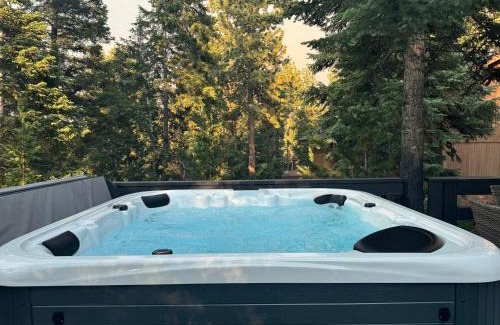 Big Bear Lake House | Entire Cabin, Walk to Ski Slopes, Hot Tub, Pet Friendly, Fast WiFi, 2 Parking, 2 Fireplace, Wash & Dryer, Fenced, Fire Pit, BBQ, Hike, Golf, Zoo