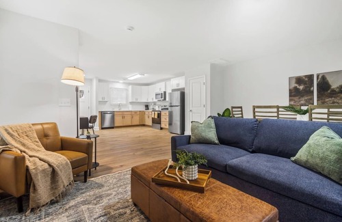 Taylors House | Entire duplex w/2 private decks, perfect for groups, near GVL & Paris Mountain