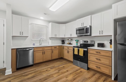 Taylors House | Entire duplex w/2 private decks, perfect for groups, near GVL & Paris Mountain