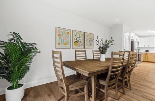 Taylors House | Entire duplex w/2 private decks, perfect for groups, near GVL & Paris Mountain