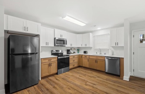 Taylors House | Entire duplex w/2 private decks, perfect for groups, near GVL & Paris Mountain