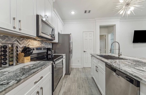Northside House | Entire Duplex with 6-beds, AC, WiFi and a View of Downtown Houston!