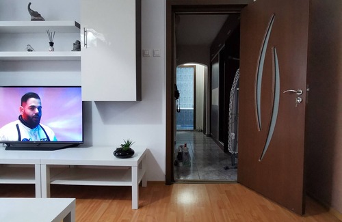 Sector 4 Apartment | Entire flat 1min Subway to City Centre, Shops, Gym, 10 min walk to Natural Park