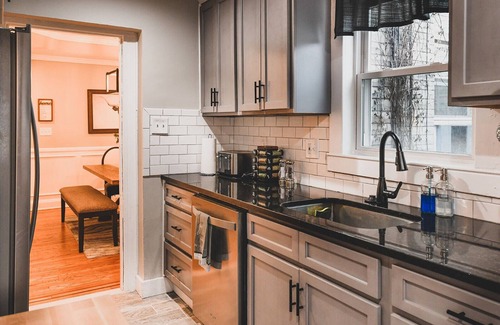 Bayview House | Entire Home 3BD 2BTH/PrvtParking/WiFi/Clean/Quiet/