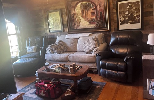Moundville House | Entire home, cleaning fees already included. Pet friendly.