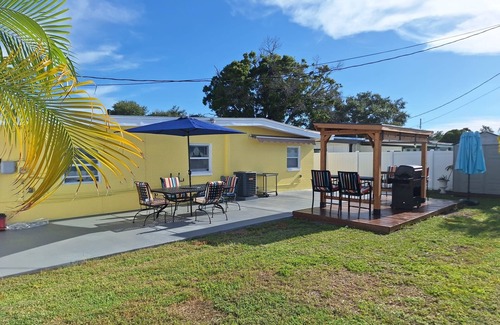 West Lealman House | Entire Home in St. Petersburg, FL - 3 Bedroom 1 Bath - 2 Patios - Free Parking