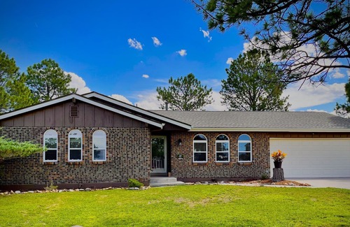 Parker House | Entire home on 3 acres w/ 4 bedrooms, 3 baths & office “Dog and human paradise”