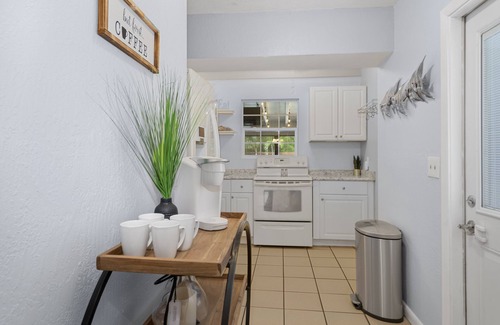 Anona House | ENTIRE Home, POOL, LANAI/PORCH, Private BAR, MINUTES to Beach, FULLY STOCKED!