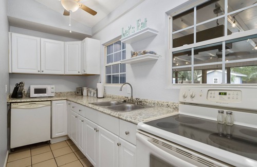 Anona House | ENTIRE Home, POOL, LANAI/PORCH, Private BAR, MINUTES to Beach, FULLY STOCKED!