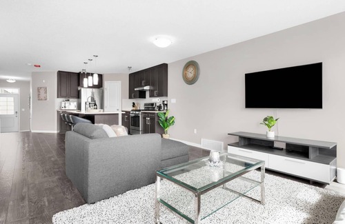 Southeast Edmonton House | Entire Home Spacious 4 bed 2.5 bath Duplex with a huge backyard!
