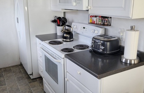 Baker City House | Entire Home w/large back yard- Telecommute Hi Speed Wi-Fi