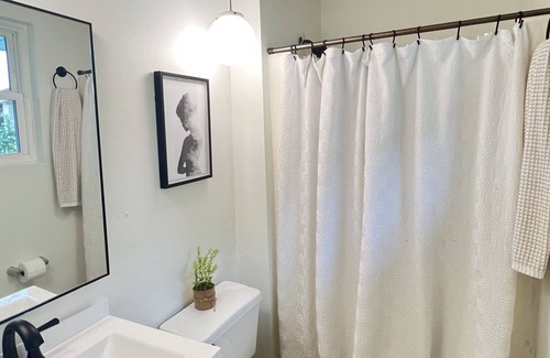 Savannah House | Entire Home with Private Pool! 🐕 friendly! 3bd, 2 bath.