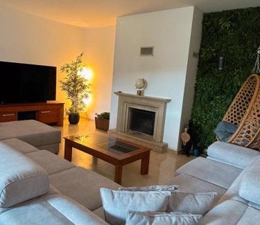 Loures Bed & Breakfast | Entire House Room Fanhões