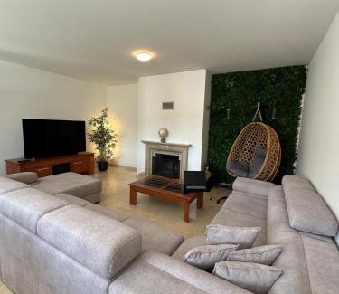 Loures Bed & Breakfast | Entire House Room Fanhões