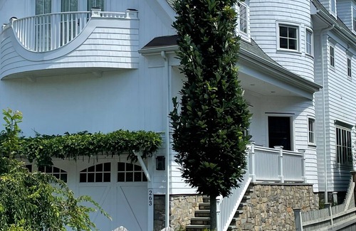 Fairfield House | Entire House- Walk to Beach!