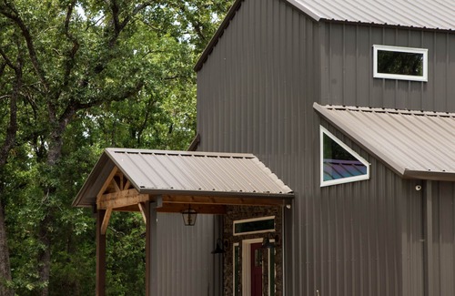 Quinlan House | ENTIRE LUXE CABIN ON 126 ACRES WITH 3 PONDS, TRAILS - SLEEPS 18