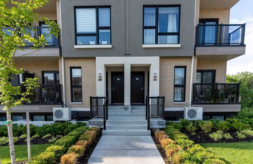 Dean Park House | Entire Modern & Spacious Unit with Free Parking