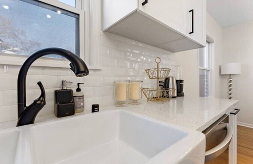 Robbinsdale House | ENTIRE Sunhouse · Sunny 4BR House w/Rooftop Deck 15 min to Downtown!