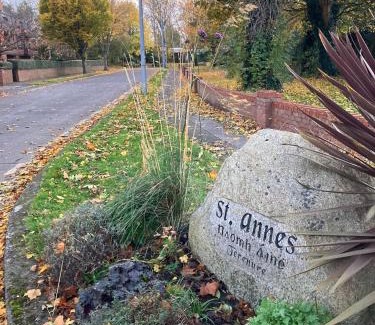 Dublin Villa | Entire Terraced two story redbrick house with parking in secluded cul de sac