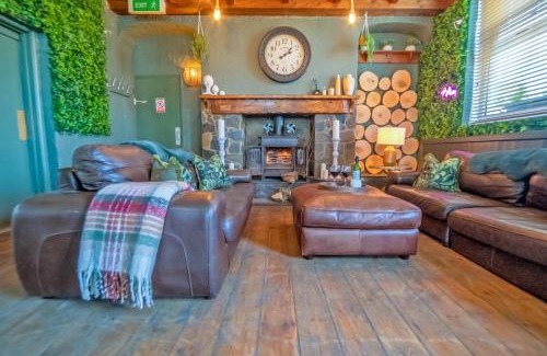 Coelbren House | Entire Venue with Accommodation Sleeps up to 19 - Waterfall Country Escape Wales