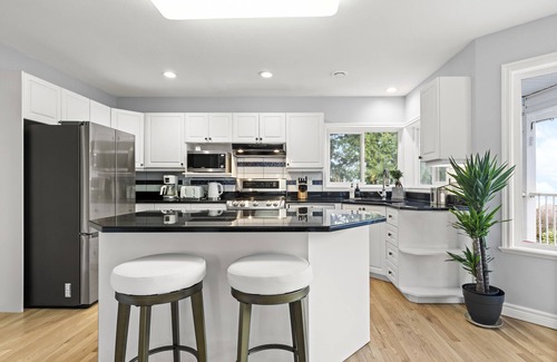 Regional District of Nanaimo Villa | Entire Villa! Ocean view, Hot Tub, Center location! 4 mins to beach front!