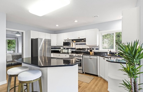 Regional District of Nanaimo Villa | Entire Villa! Ocean view, Hot Tub, Center location! 4 mins to beach front!