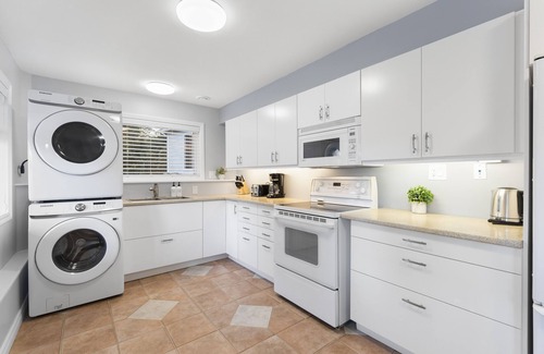 Regional District of Nanaimo Villa | Entire Villa! Ocean view, Hot Tub, Center location! 4 mins to beach front!