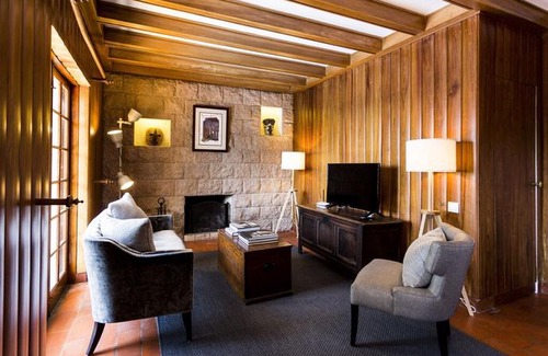 Malveira da Serra Villa | Entre Rochas Pool House by The Getaway Collection