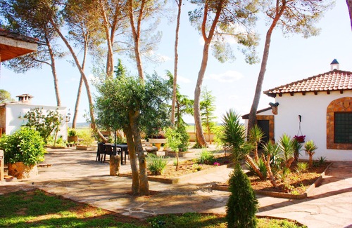 Salas Bajas Cottage | Entreviñedos del Somontano, ideal for families and groups of friends with pool!