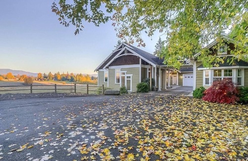 Tacoma House | Enumclaw Estate, Scenic Views! Sleeps12,HotTub, 1hr frm Mt Rainier & Crystal Mt