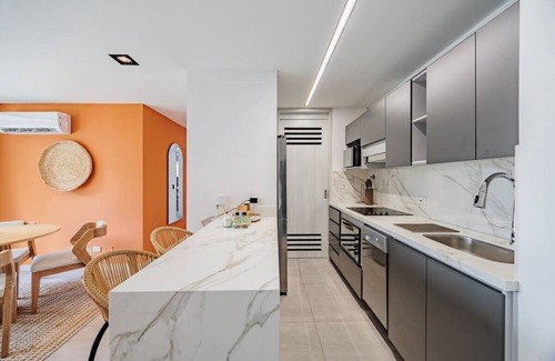 Castropol Apartment | |EP| Spacious Apt W/Gym, Balcony, AC, Dryer