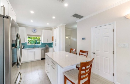 Northwest Point Apartment | Epic 3BR , all Ensuite, On-site Diving, Pool and Spa
