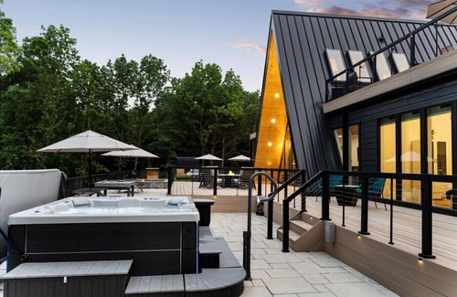 Mount Sterling House | Epic A-Frame Retreat | Rooftop, Theater, Hot Tub + Sauna
