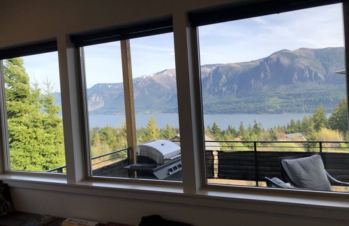 Carson House | Epic Columbia River views * New Modern Home in the heart of the gorge.