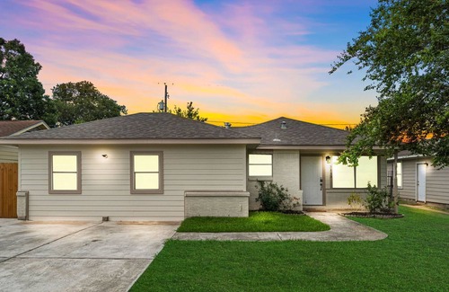 Pasadena House | ⭐️ 🌟⭐️ 🌟 🌟🏠 Epic Game Room WIFI ❤️ Covered Back Patio 🏠 Smart TV's every room Fu