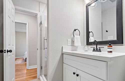 Pasadena House | ⭐️ 🌟⭐️ 🌟 🌟🏠 Epic Game Room WIFI ❤️ Covered Back Patio 🏠 Smart TV's every room Fu