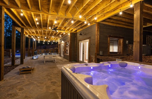 Ridgeline Vistas Cabin | EPIC Heated pool, Outdoor Fireplace, Pool & Hot Tub! Arcade, and close to town!